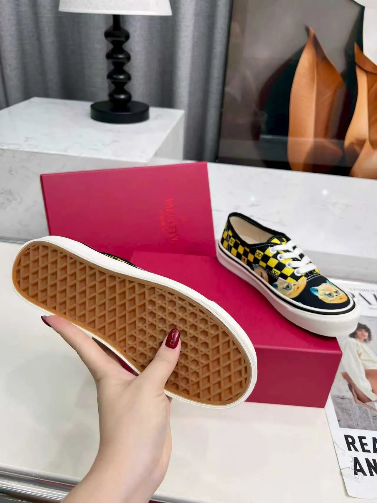 [Valentino Giving classic shoes a personality that spans the ages. Many celebrities - Jolin Tsai. Yang Zi. Liu Wen. Ma Baiquan. Choi Soobin. freen. Song Zuer. JJ Lin. zel. Cecilia Cheung. shark. Xin Yunlai...same style.